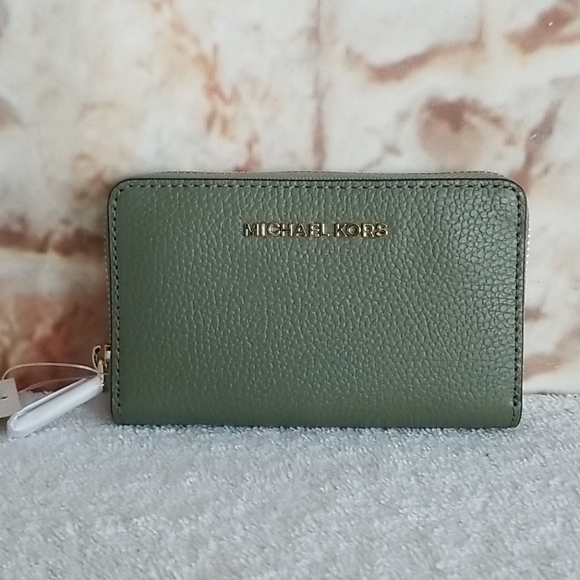 Michael Kors Handbags - New Michael Kors Jet Set Zip-Around Card Case